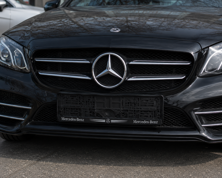 Рамка номерного знаку Mercedes-Benz пластикова Poputchik (1шт) 24-131-IS фото