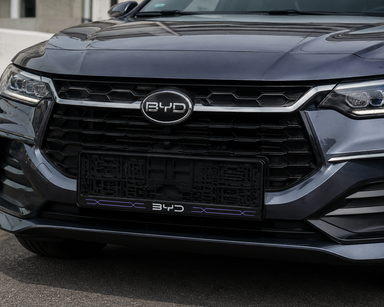 Рамка номерного знаку BYD пластикова Poputchik (1шт) 24-133-IS фото